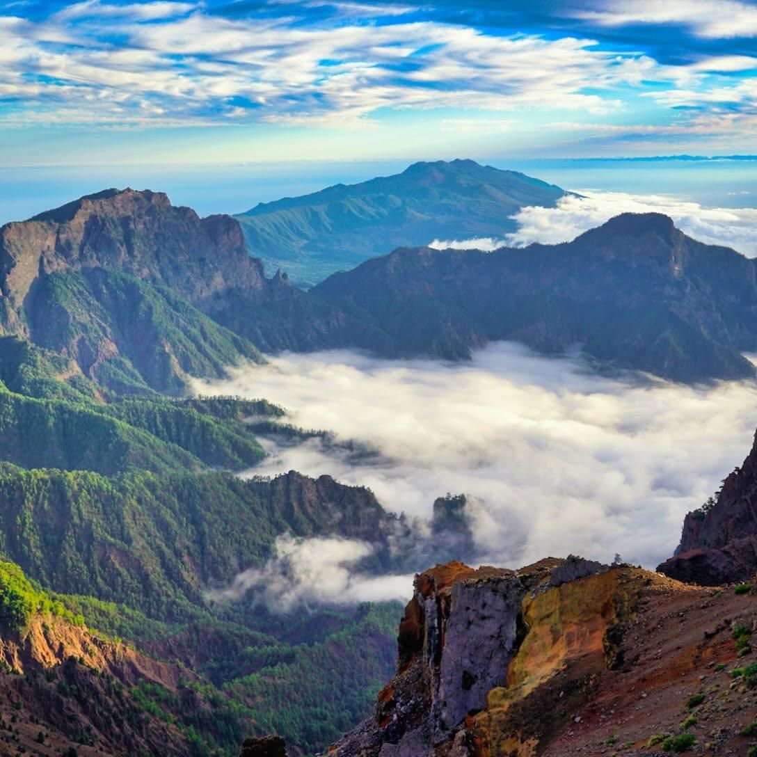 Parque Nacional de La Caldera de Taburiente y Cumbre Nueva al fondo.