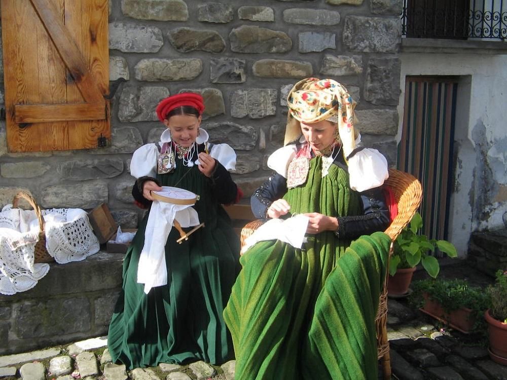 Trajes tradicionales durante la festividad.