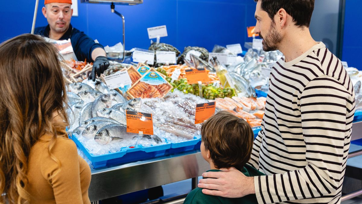Una familia compra pescado