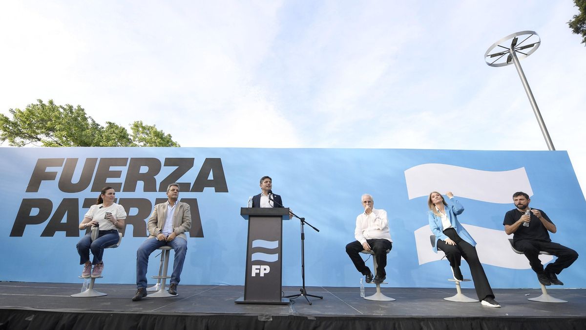 Axel Kicillof, junto a Sergio Massa y Juan Grabois, en el cierre de campaña de Fuerza Patria