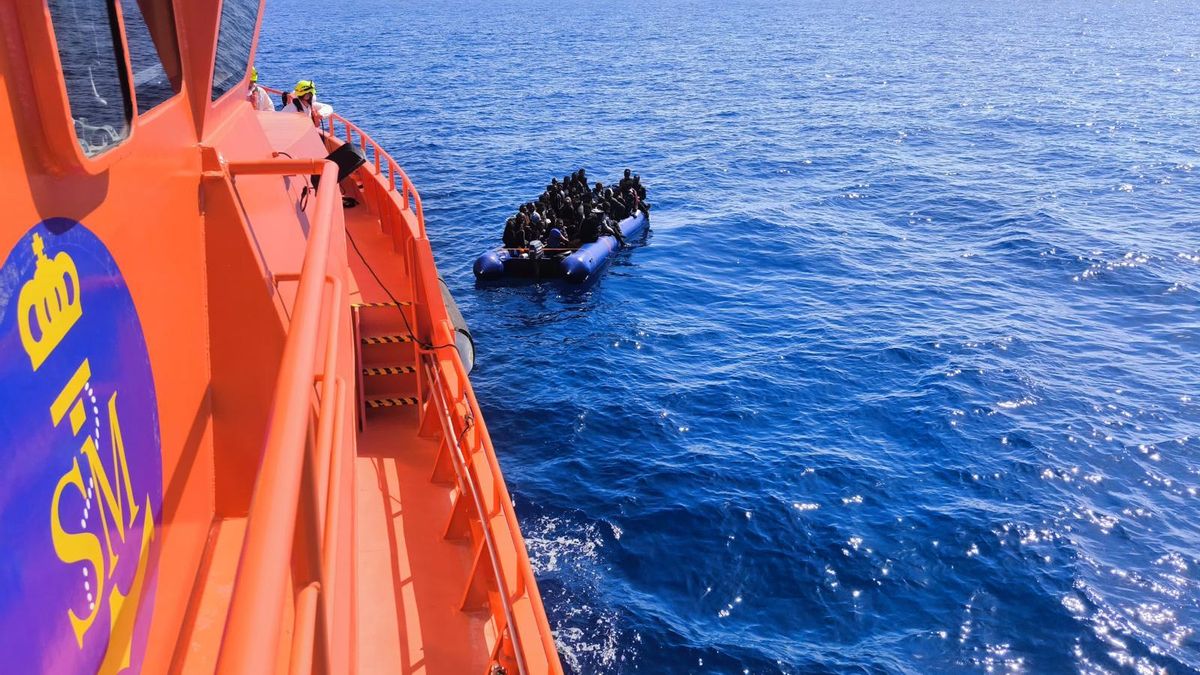La Guardamar Polimnia ha rescatado en la tade de este jueves a 88 personas de origen subsahariano, de dos neumáticas localizadas a 41 millas al noreste de Lanzarote y 27 millas al este, respectivamente.