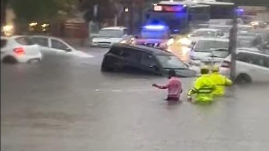 Las lluvias dejan avenidas inundadas y coches atrapados en Cáceres, y numerosas incidencias en Badajoz y Almendralejo