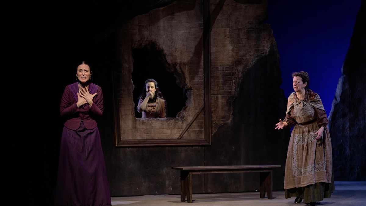 Aitana Sánchez-Gijón en una función de 'Malquerida' en el Teatro del Soho de Málaga.