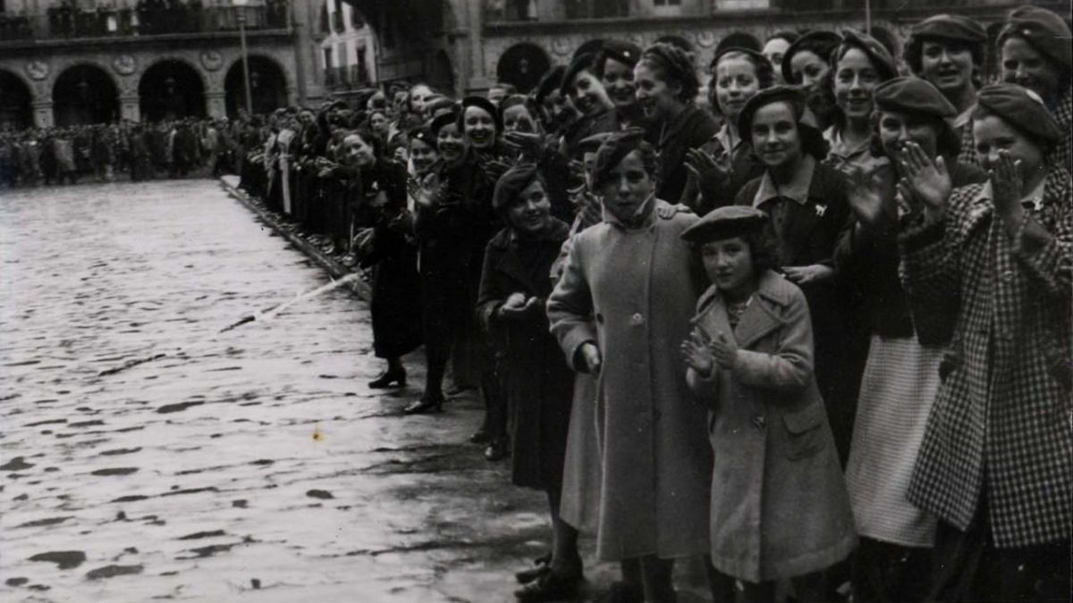 Grupo de Margaritas en un "Homenaje a los Caídos" en Salamanca, octubre de 1937.