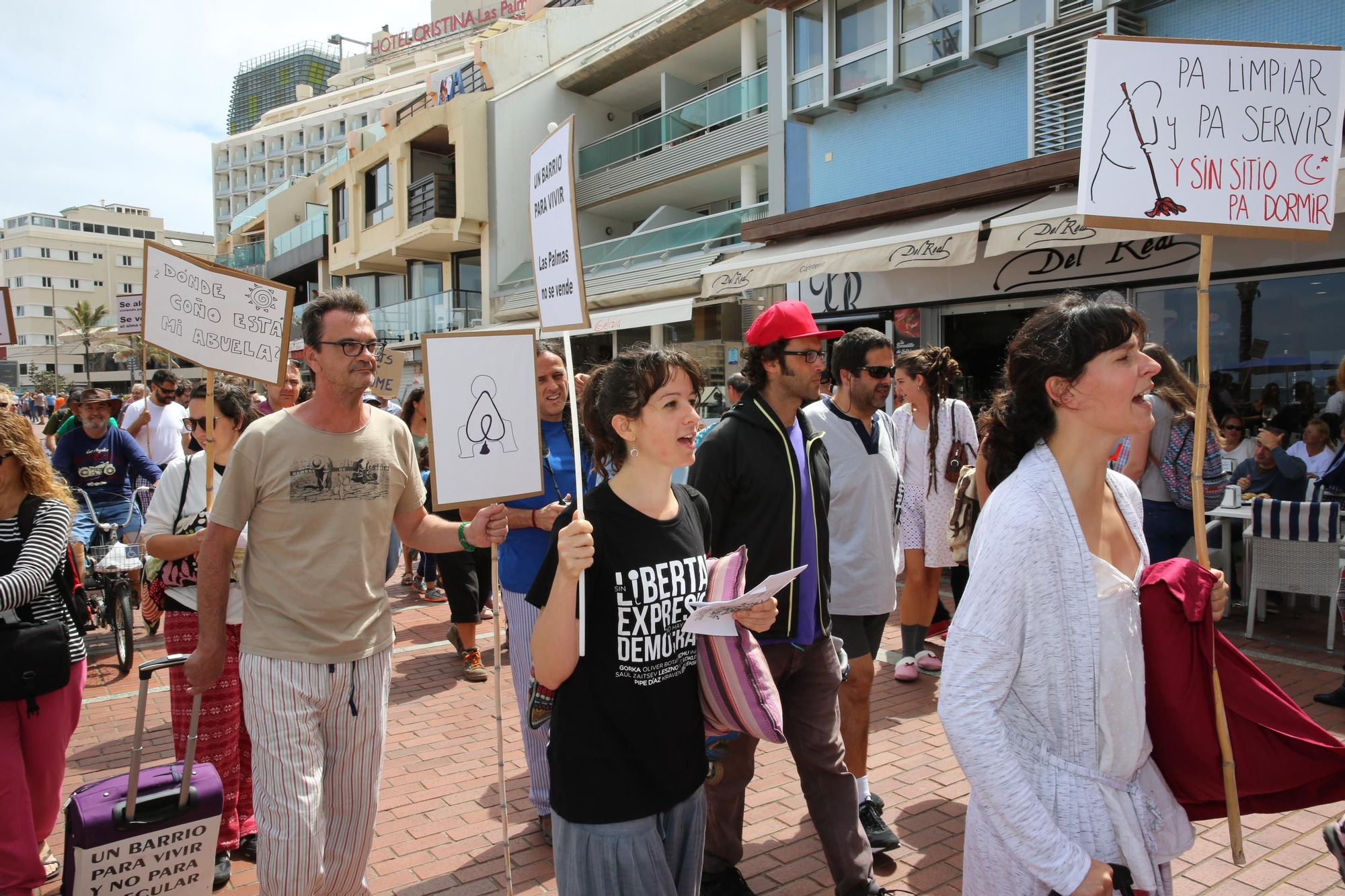 Marcha en Las Canteras para protestar por la turistificación