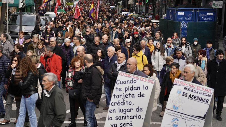 Manifestantes contra la situación de Osakidetza este sábado en Bilbao