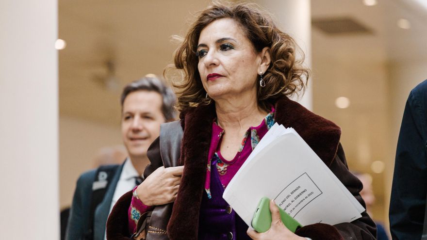 La vicepresidenta primera y ministra de Hacienda, María Jesús Montero, a su llegada a una sesión plenaria en el Senado, a 25 de noviembre de 2025, en Madrid (España).