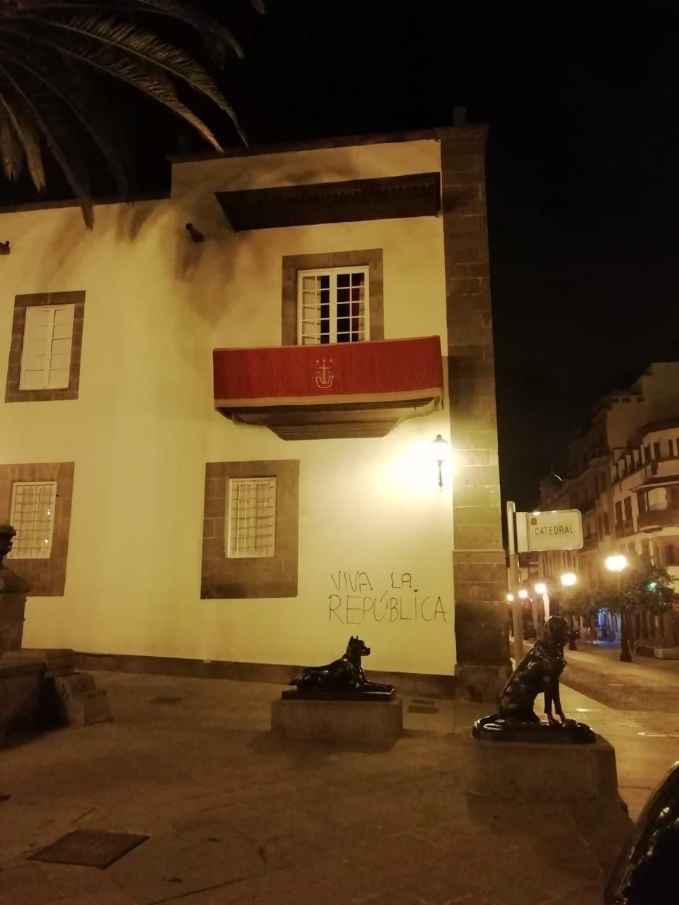 Las Palmas de Gran Canaria amanece cubierta de pintadas por la República