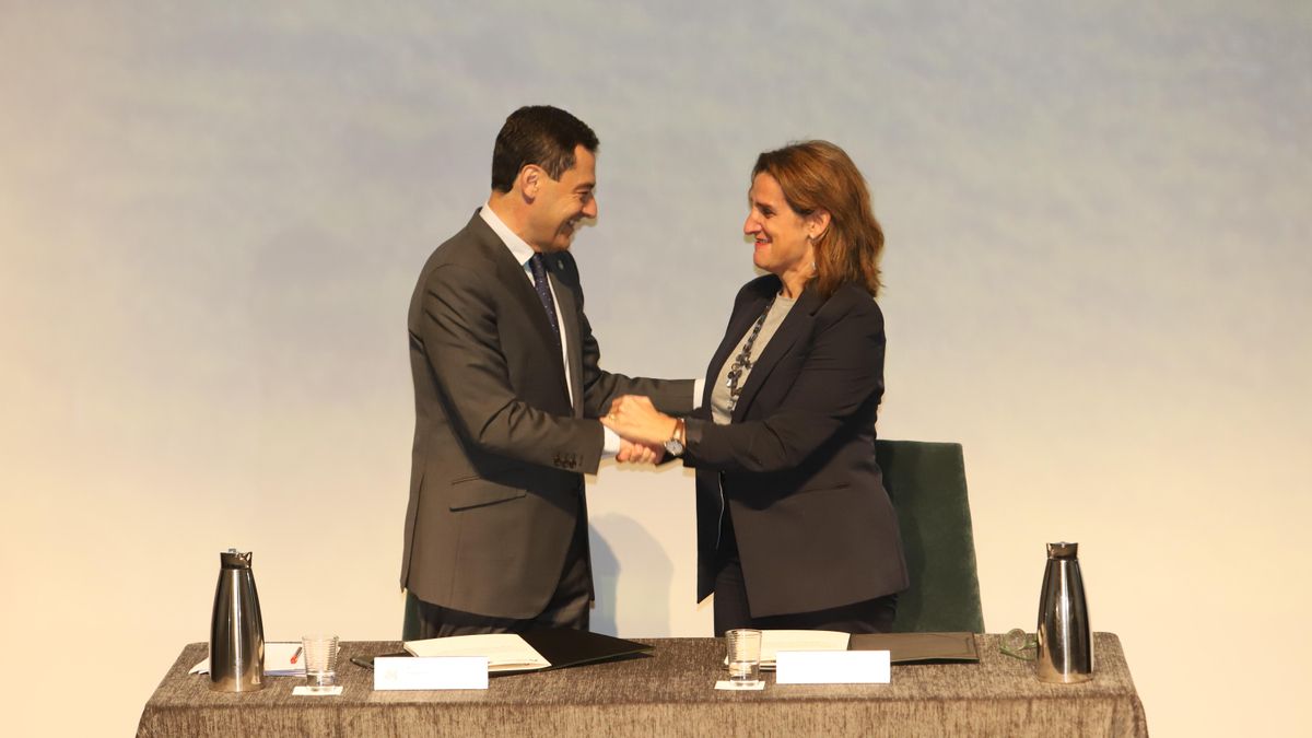 La vicepresidenta tercera, Teresa Ribera, y el presidente andaluz, Juan Manuel Moreno Bonilla, tras firmar el marco de actuaciones para Doñana.
