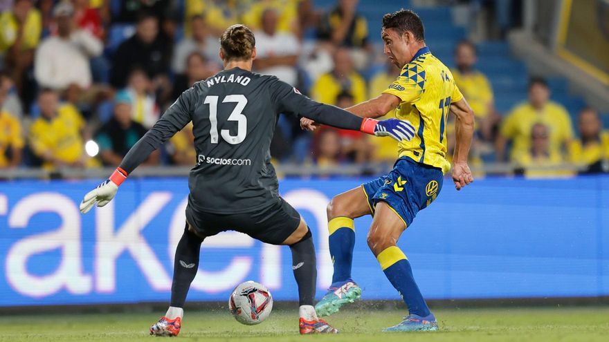 Las Palmas se recupera de dos golpes y arranca la Liga con un empate