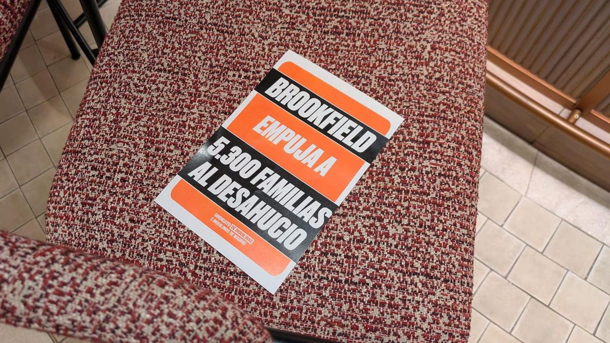 Uno de los panfletos que los manifestantes colocaron en la cafetería del Hotel Marriott Princesa