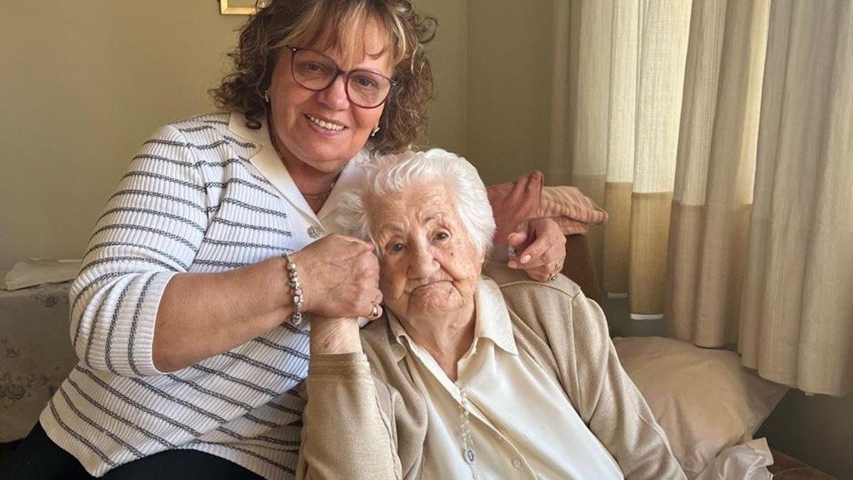 Araceli López, de 107 años, junto a su sobrina Charo.
