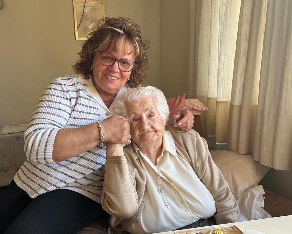 Araceli López, de 107 años, junto a su sobrina Charo.