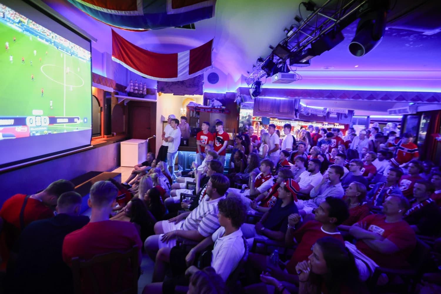 Aficionados de Noruega, en el interior del Viking Magaluf