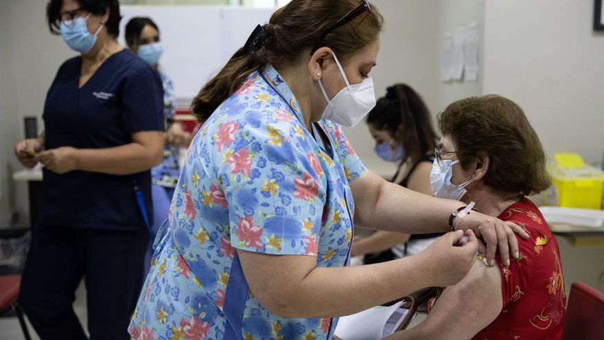 Chile ya aplica la cuarta dosis de la vacuna anticovid mientras aumentan los casos