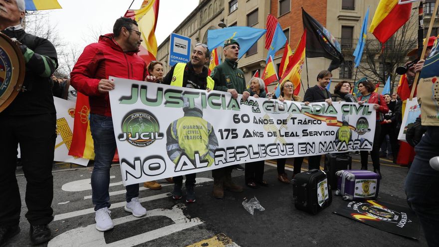 Archivo - Asistentes a una protesta de JUCIL en Pamplona, en febrero de 2020