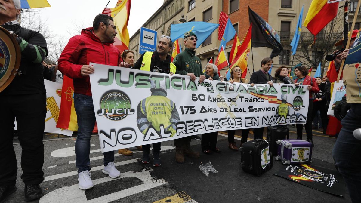 Archivo - Asistentes a una protesta de JUCIL en Pamplona, en febrero de 2020