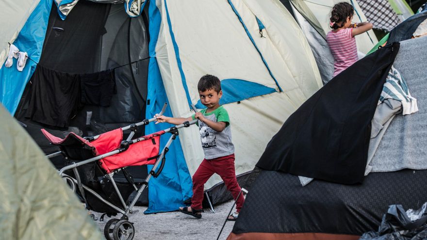 Fotogalería | Niños refugiados en el puerto del Pireo, Atenas.