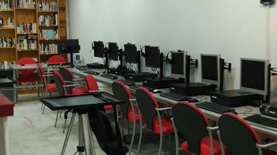 Imagen de los terminales informáticos de Gradefes en la biblioteca.