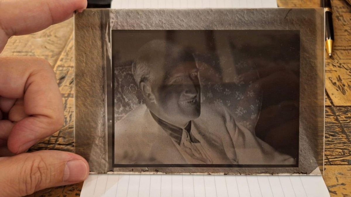 Fotografía inédita de Vicente Aleixandre, hallada en una maleta en Madrid.
