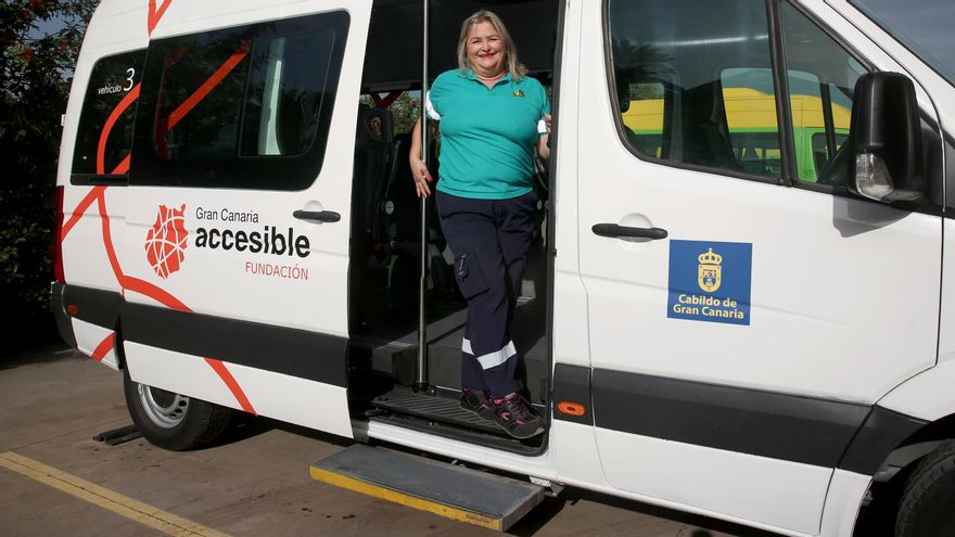 Rosy, conductora de la Fundación Gran Canaria Accesible
