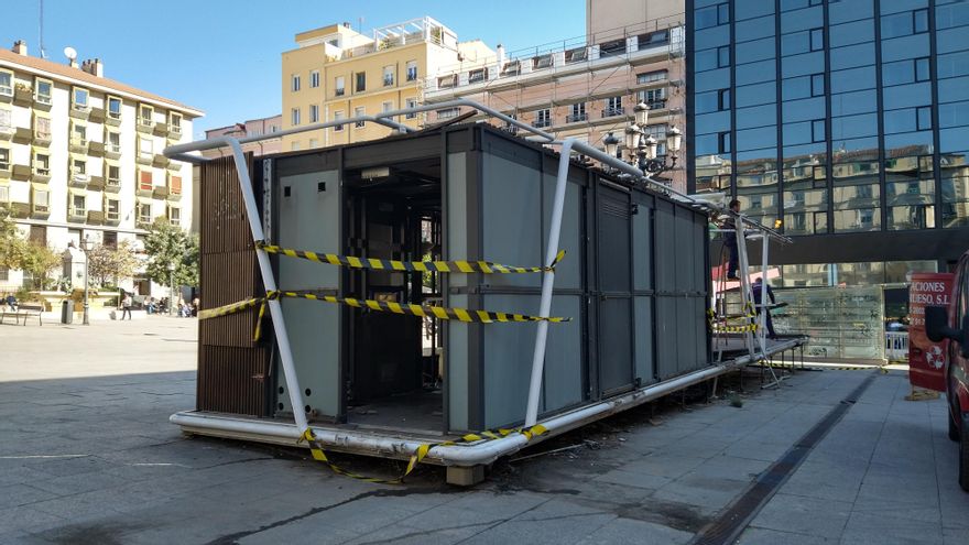 Retiran el quiosco-terraza de la plaza Pedro Zerolo, cuyo proyecto de reforma no se redactará hasta 2022