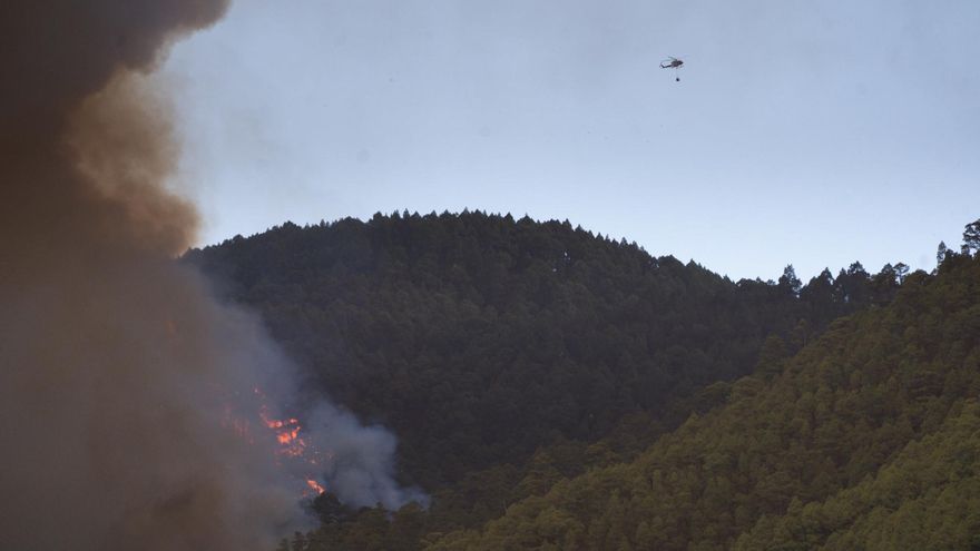 Un helicóptero sobrevuela la zona de los altos de Candelaria. EFE/ Ramón De La Rocha