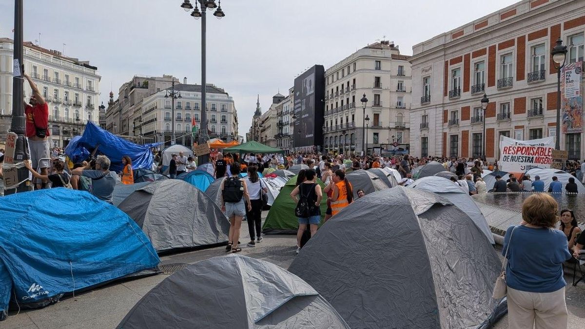 Vista de la acampada por la vivienda en la Plaza del Sol