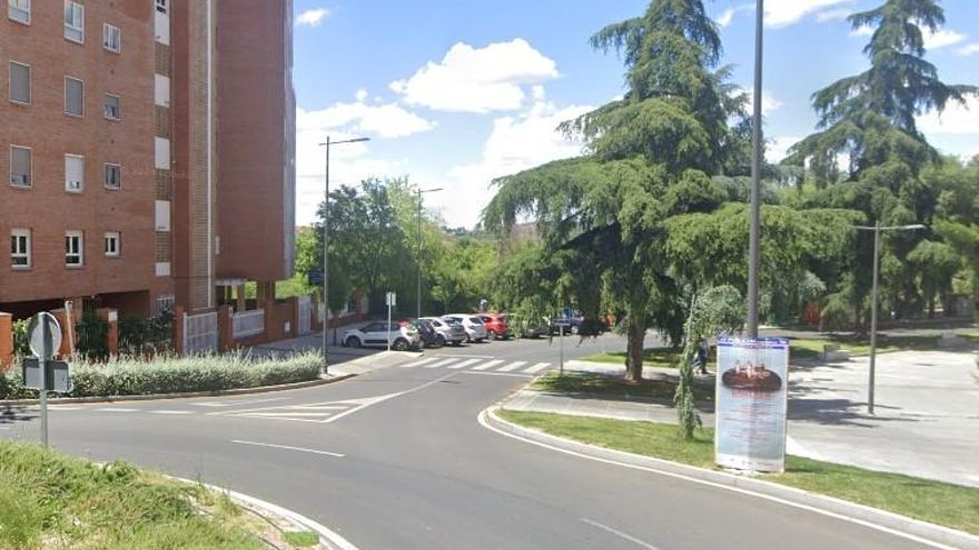 Buscan a dos personas en fuga tras un atropello en Cáceres con una mujer herida grave