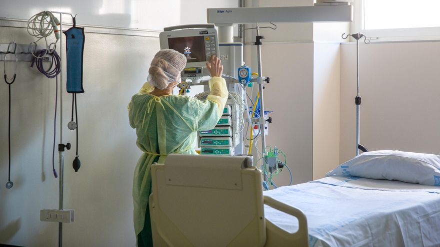 Una sanitaria prepara una habitación de una UCI. EFE/Raquel Manzanares/Archivo