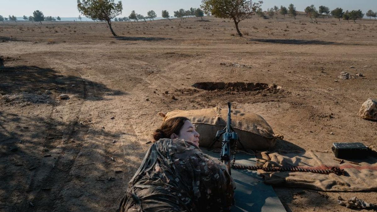 Una combatiente del YPJ kurdo en un campo de entrenamiento el 25 de diciembre de 2024 en Al-Hasakah, Siria. Foto de Elke Scholiers/Getty Images.