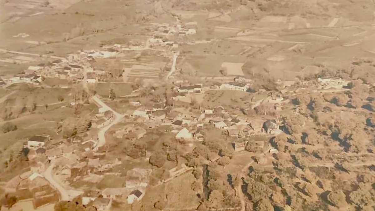 Imagen aérea de Langre tomada antes del incendio del 17 de septiembre de 1985.