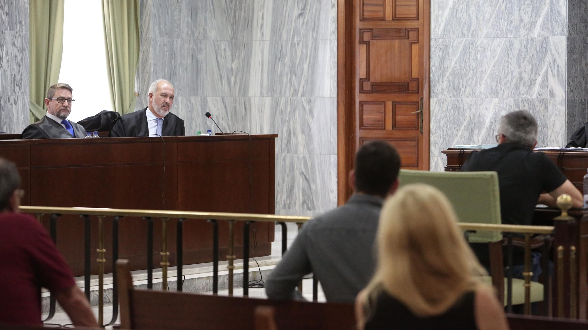 Carlos Sosa, a la derecha, responde a las preguntas de la defensa del juez Salvador Alba en la tercera sesión del juicio