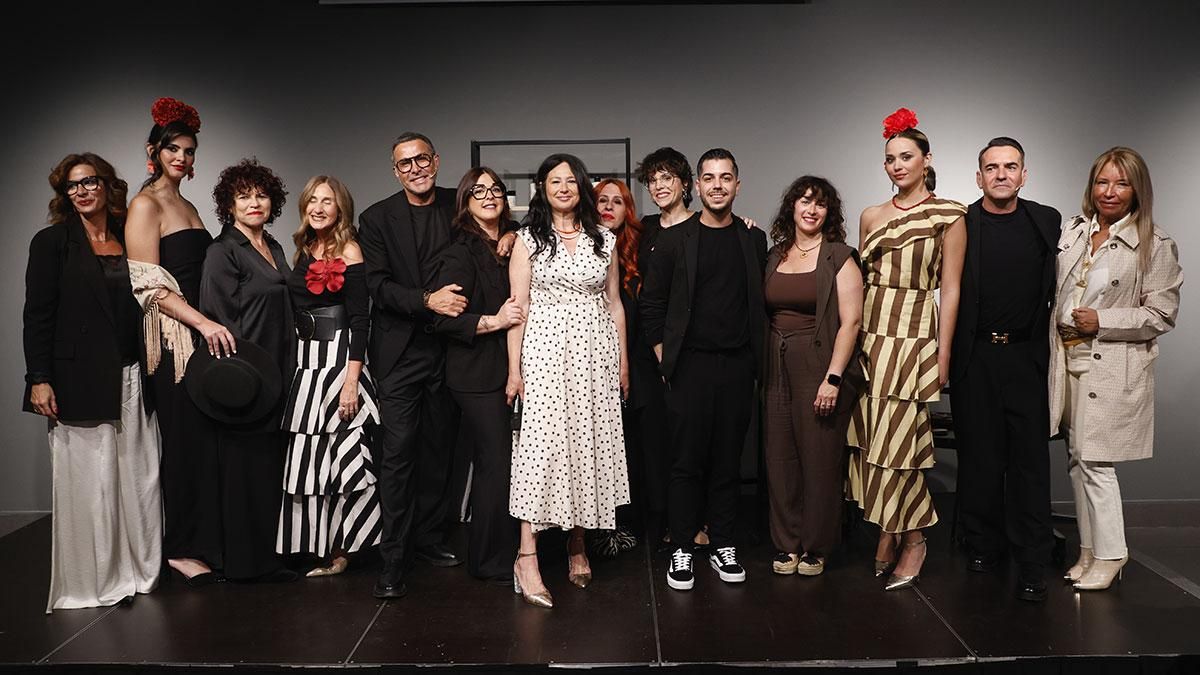 Fotografía de familia al finalizar el acto