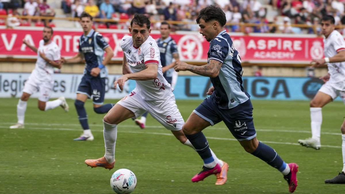 Kevin Medina intenta tirar a puerta