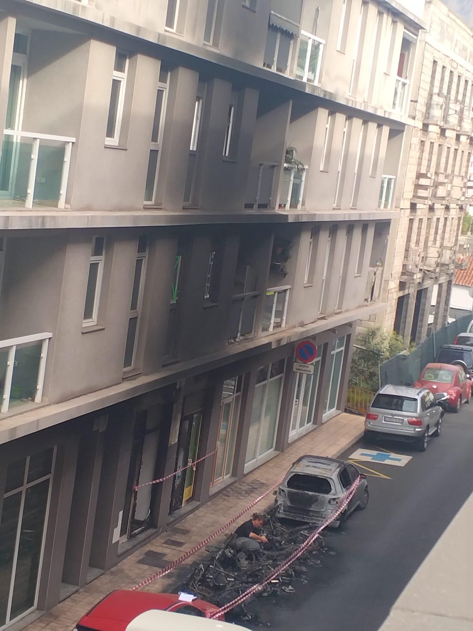 En la imagen, se aprecian las seis motos quemadas y los demás daños ocasionados por el fuego. BOMBEROS LA PALMA