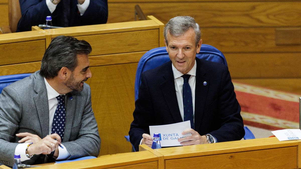 El presidente de la Xunta, Alfonso Rueda (izquierda), junto al conselleiro de Presidencia Diego Calvo durante la sesión de control en el Parlamento de Galicia de este 21 de octubre