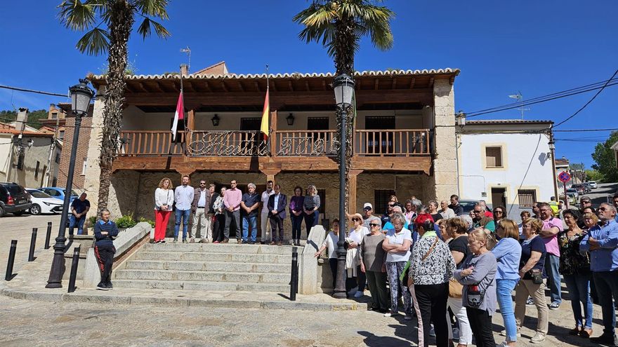 Minuto de silencio en Chiloeches entre la conmoción de la localidad por la muerte de una familia con signos de violencia