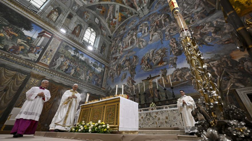 Zapatos negros y mujeres lectoras en la primera misa de León XIV en la Sixtina