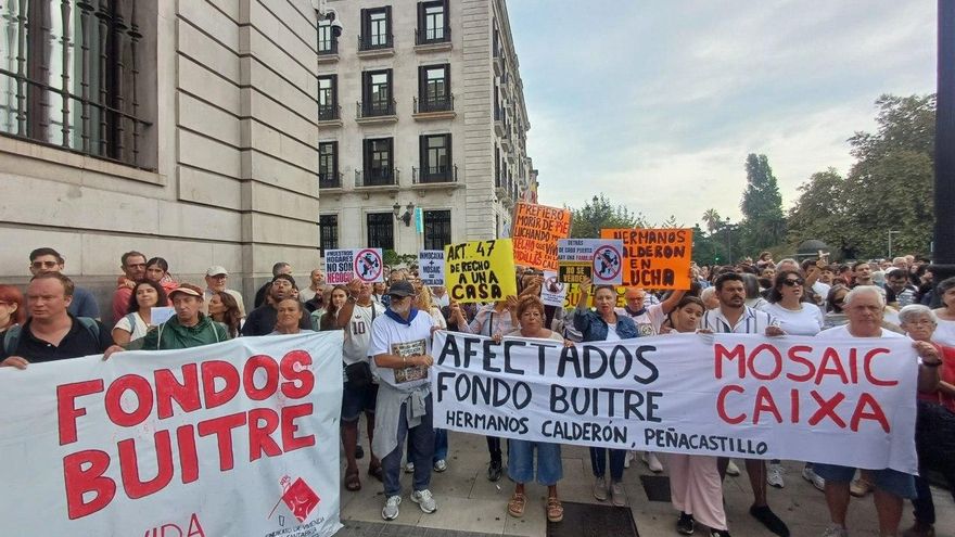 Miles de manifestantes por el derecho a la vivienda colapsan el centro de Santander.