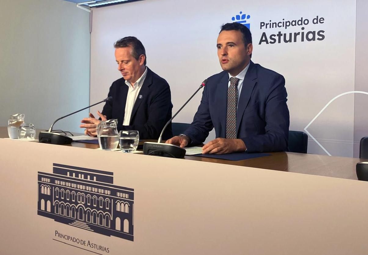 Los consejeros Marcelino Marcos, a la izquierda, y Guillermo Peláez, durante la rueda de prensa posterior al Consejo de Gobierno.