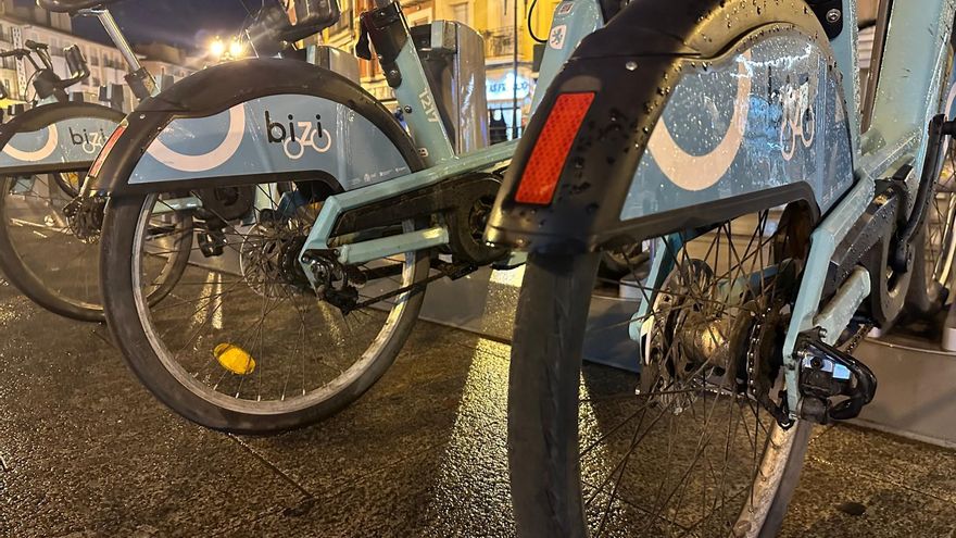 Accidentes, ruedas desgastadas y silencio: los afectados de Bizi Zaragoza se organizan para exigir más seguridad