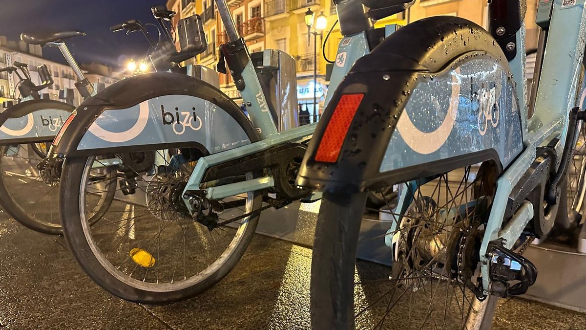 Accidentes, ruedas desgastadas y silencio: los afectados de Bizi Zaragoza se organizan para exigir más seguridad