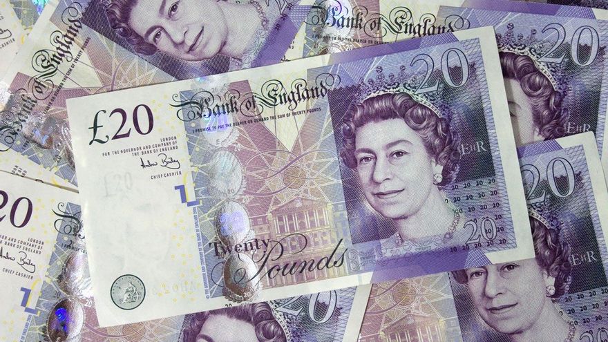 Billetes, sellos y proveedores oficiales: cómo cambiarán los símbolos de la realeza británica