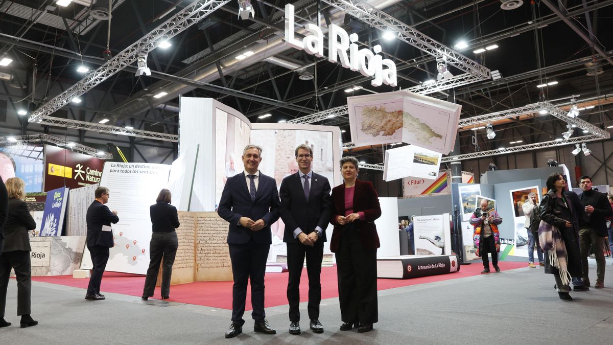 El presidente de La Rioja, Gonzalo Capellán, el director general de Cultura, José Luis Pérez Pastor y la directora general de Turismo, Virginia Borges, en el estand de La Rioja en Fitur