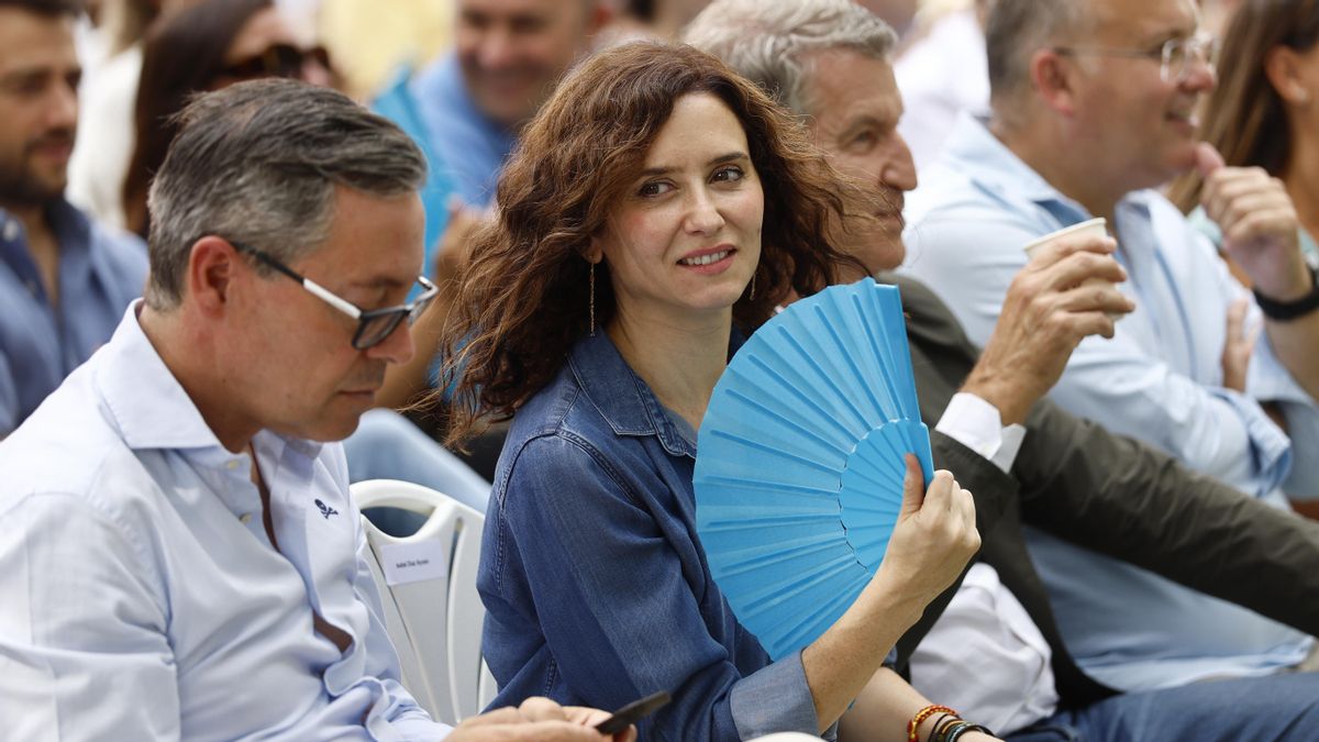 Isabel Díaz Ayuso junto a Alfonso Serrano y Alberto Núñez Feijóo durante el acto de inicio del curso político del PP de Madrid celebrado este sábado en Getafe.