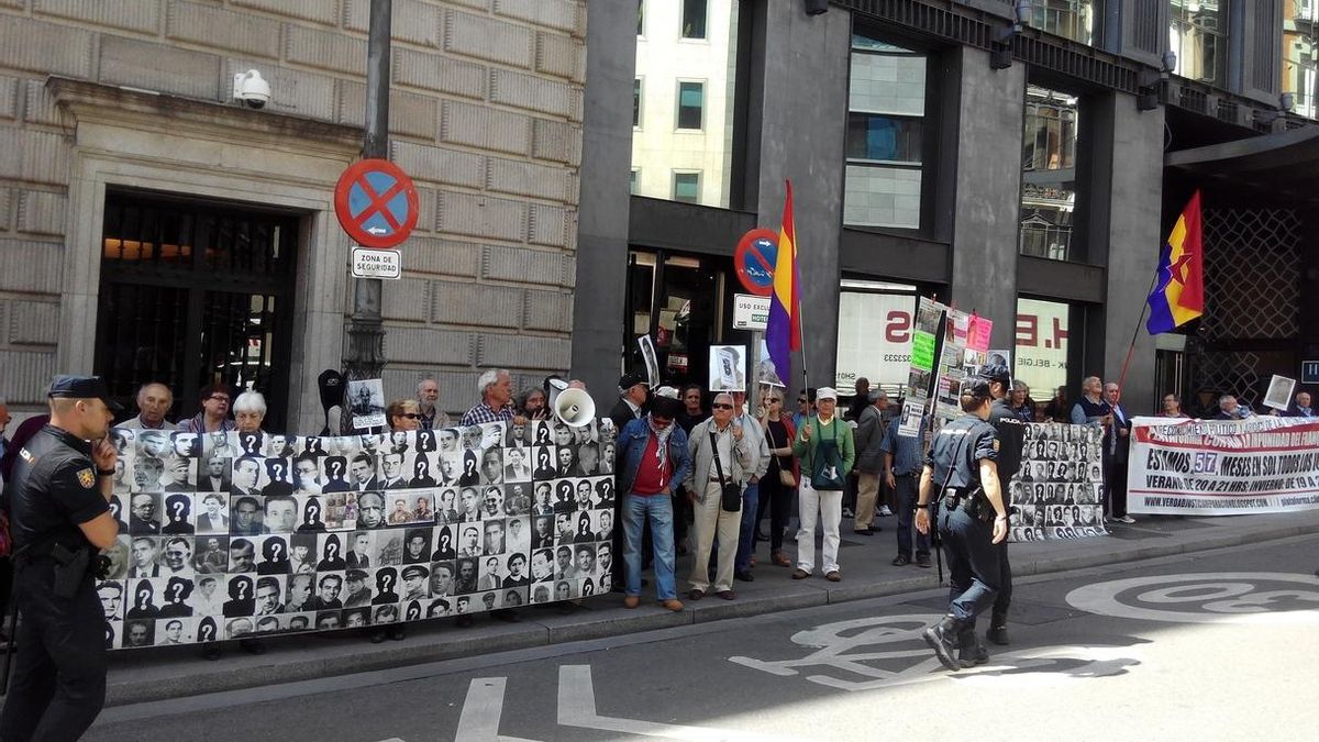 La Plataforma contra la impunidad del franquismo entrega al Congreso una petición para condenar los crímenes