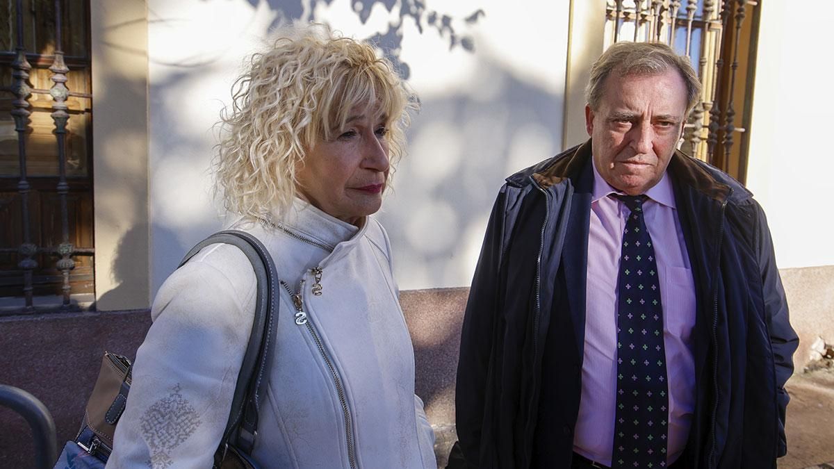 El abogado de Amama, Manuel Jiménez, y la presidenta de la asociación, Ángela Claverol, en el Centro Cívico Lepanto de Córdoba.