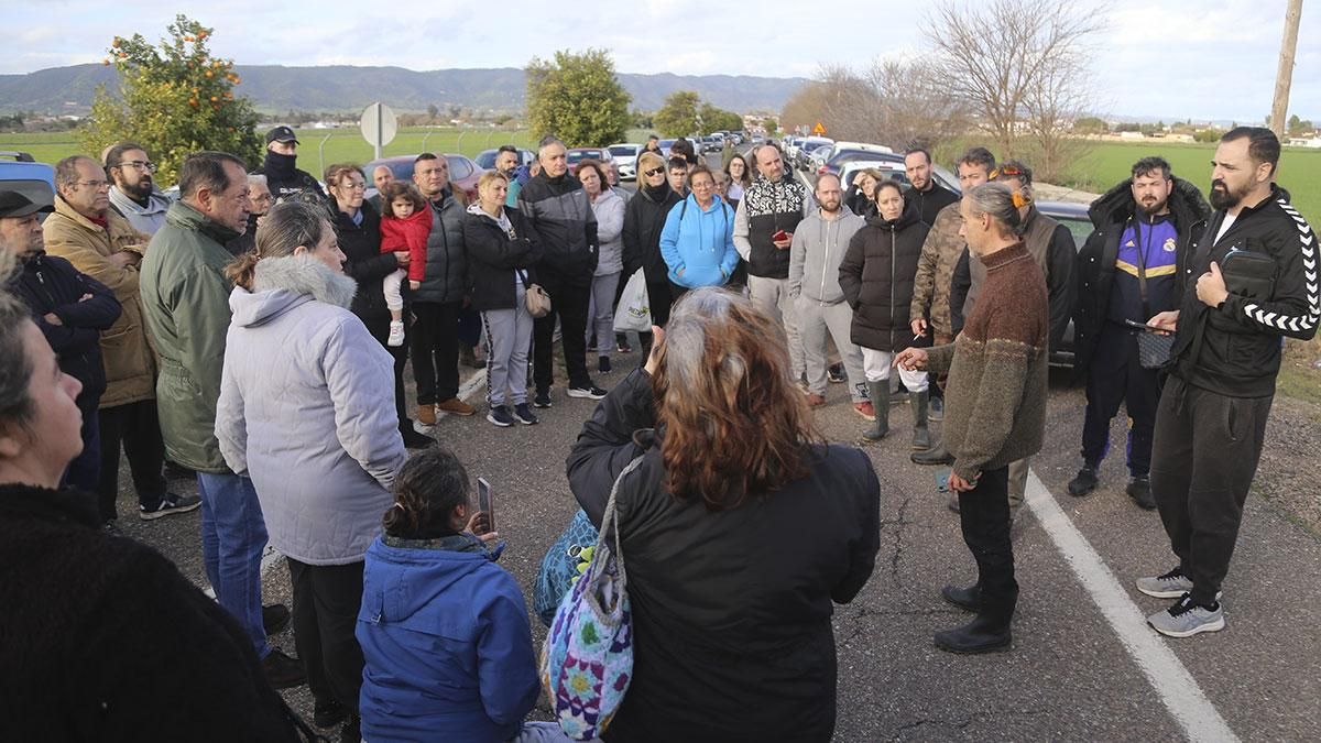 Vecinos esperando órdenes de la Policía Nacional para poder entrar en sus casas