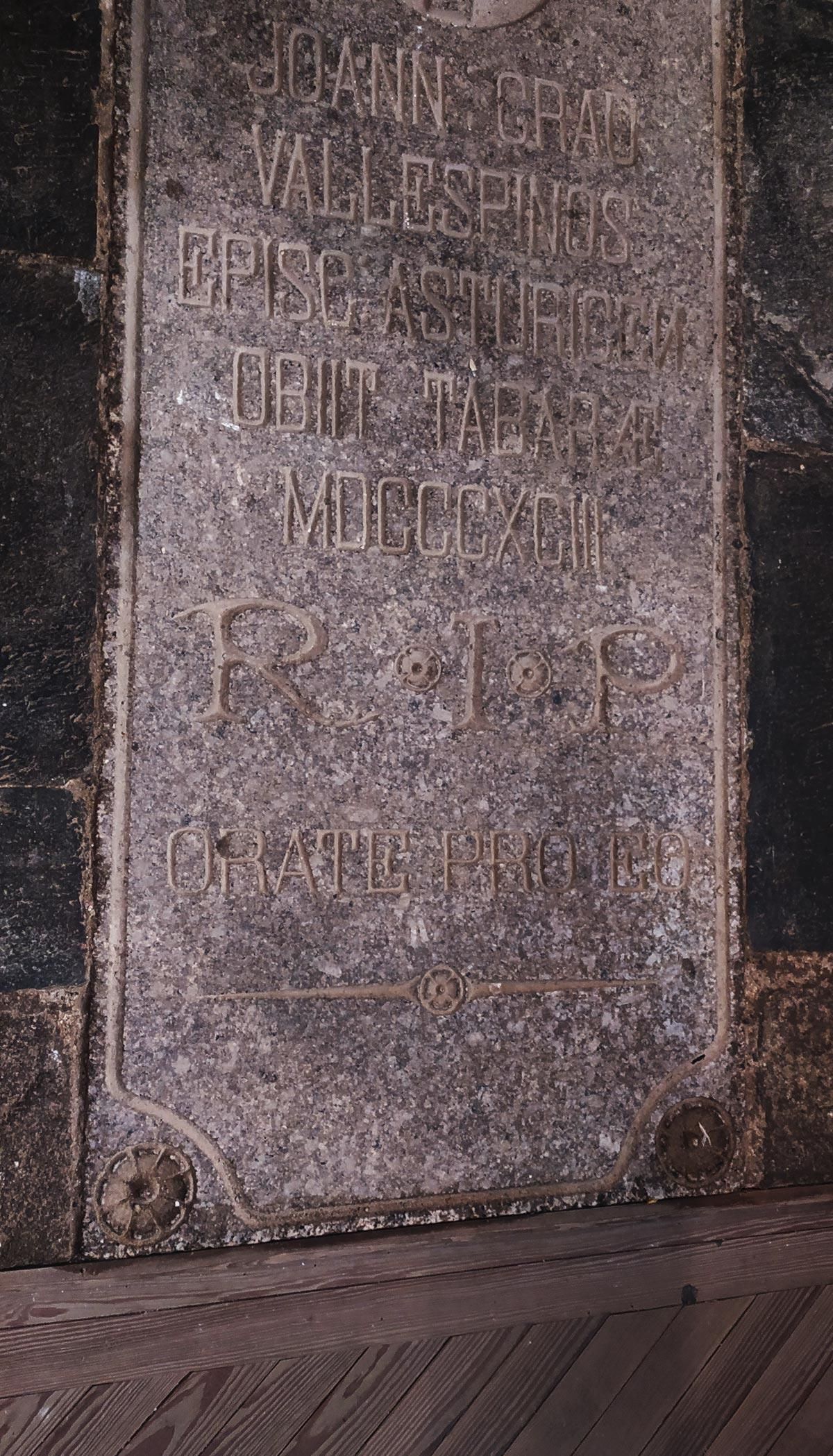 Detalle de la parte inferior de la estela mortuoria.